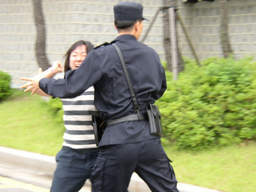 에바다 정상화를 위한 연대회의 김진영씨가 '노무현은 에바다 문제 해결하라'는 구호를 외치다 경찰의 제지를 받고 있다. 